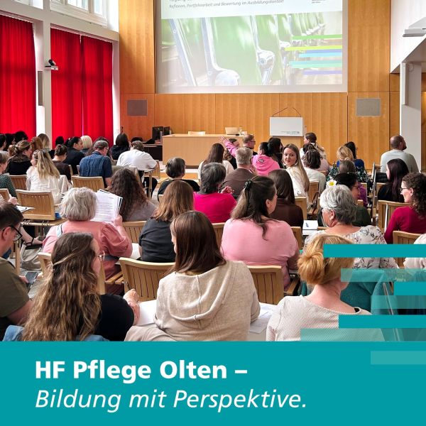 Das war unsere LOK-Tagung 2026 😊
Gemeinsam mit den Berufsbildenden haben wir unser Verständnis zu Prozessen rund um Portfolioarbeit und Praxisqualifikation diskutiert und weiter geschärft. Ziel: ein gemeinsames, tragfähiges Verständnis über alle Lernorte hinweg – als Grundlage für eine konsistente und qualitativ hochwertige Ausbildung.
Im Zentrum stand auch die Einführung des neuen Rahmenkonzeptes Kompetenzaufbau - Portfolio und Praxisqualifikation. Ein besonderer Impuls kam durch das Referat von Mechthild Löwenstein (Hochschule Esslingen) zum Thema „Portfolio als Grundlage für eine reflexive Praxis“. Die Workshops waren geprägt von einem offenen, wertschätzenden Klima und einer hohen Bereitschaft zur Zusammenarbeit. Genau so entsteht Qualität in der Ausbildung.
Ein herzlicher Dank an unsere Praxispartner für die engagierte und partnerschaftliche Zusammenarbeit – das ist gelebte Lernortkooperation. Nur gemeinsam mit euch gelingt es, die Ausbildungsqualität nachhaltig zu gewährleisten.
Interessiert an der Höheren Fachschule Pflege in Olten? Hier informieren: https://hf-pflege.ch
#BBZ #GSBS #HFPO #Fachschule #Pflege #Olten #Bildung #Weiterbildung
