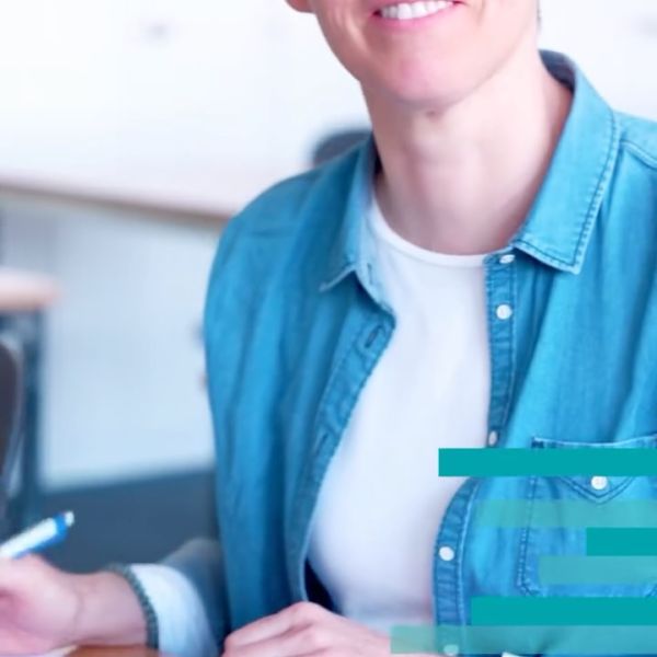 Für die Woche der Berufsbildung besuchte @radio_32 die HFPO und begleitete unsere Studentin Christina Biaggi in ihrem Alltag. Christina Biaggi gibt uns einen Einblick, wie es ihr mit dem 70%-Teilzeit-Bildungsgang gelingt, Studium, Job und Privatleben inkl. Kinder unter einen Hut zu bringen. 😊💪
Interessiert an der Höheren Fachschule Pflege in Olten? Hier informieren: https://hf-pflege.ch
#BBZ #GSBS #HFPO #Fachschule #Pflege #Olten #Bildung #Weiterbildung