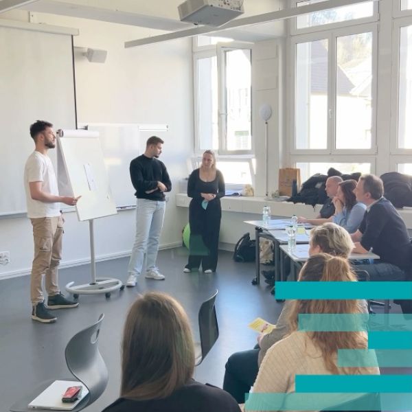 Zum dritten Mal fand an der HFPO das Modul „myidea professional HF-Pflege“ statt. Über 80 Studierende arbeiteten dabei direkt an realen Herausforderungen aus ihrem Pflegealltag. Schritt für Schritt entwickelten sie ihre Ideen von der Problemanalyse über Prototyping bis hin zum Pitch – immer mit direktem Bezug zur Praxis.
Ein herzliches Dankeschön geht an die Jury-Mitglieder für ihre Zeit und ihre wertvolle Unterstützung.
Interessiert an der Höheren Fachschule Pflege in Olten? Hier informieren: https://hf-pflege.ch
#BBZ #GSBS #HFPO #Fachschule #Pflege #Olten #Bildung #Weiterbildung #myidea